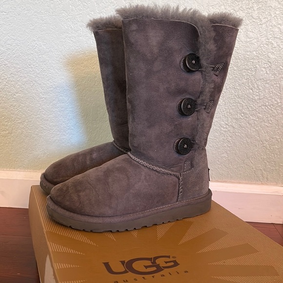 UGGS K Bailey Button Triplet, Size 2 - Picture 2 of 15